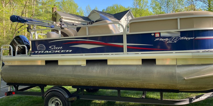 Sun Tracker Party Barge 18 DLX