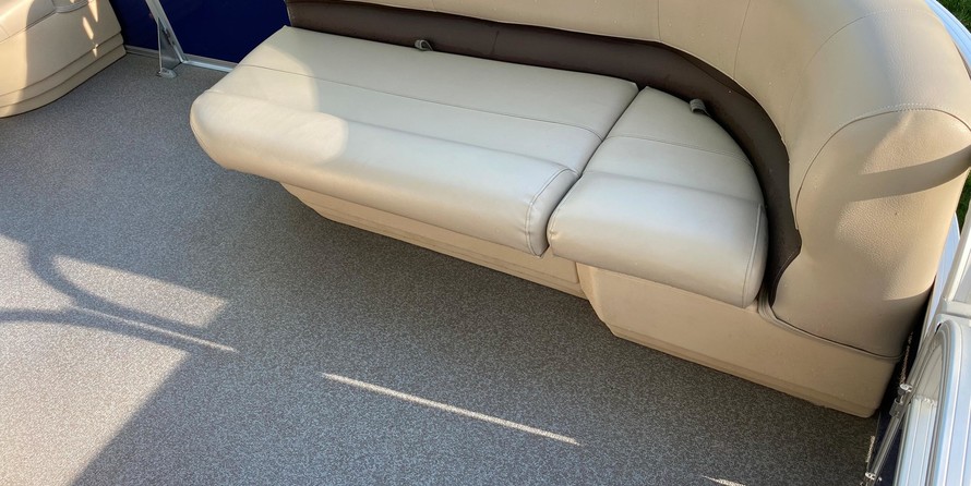 Sun Tracker Party Barge 18 DLX