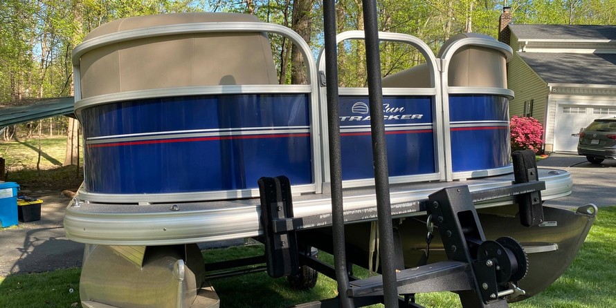 Sun Tracker Party Barge 18 DLX