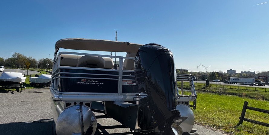 Sun Tracker Fishin Barge 20 DLX