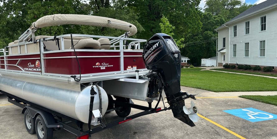 Sun Tracker Fishin Barge 20 DLX
