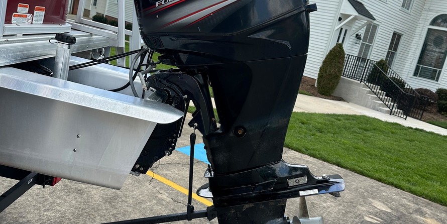 Sun Tracker Fishin Barge 20 DLX