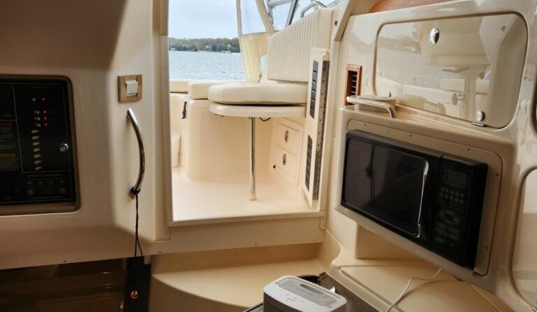 Grady-White Express 330
