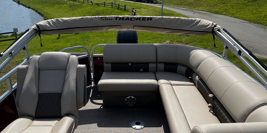 Sun Tracker Party Barge 20 DLX