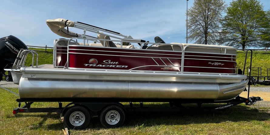 Sun Tracker Party Barge 20 DLX