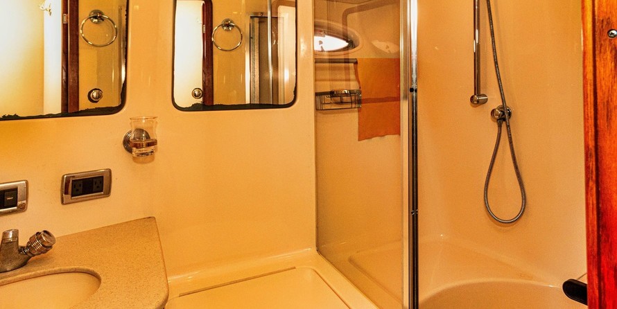 Sea ray 480 sedan bridge