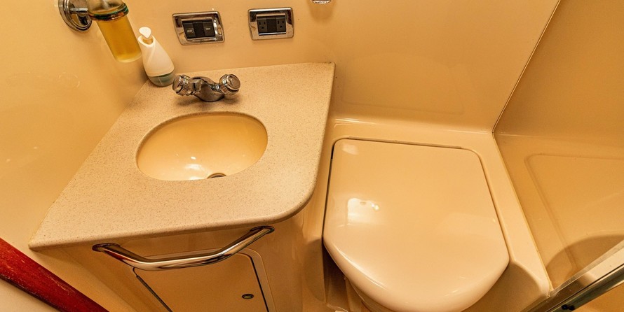 Sea ray 480 sedan bridge