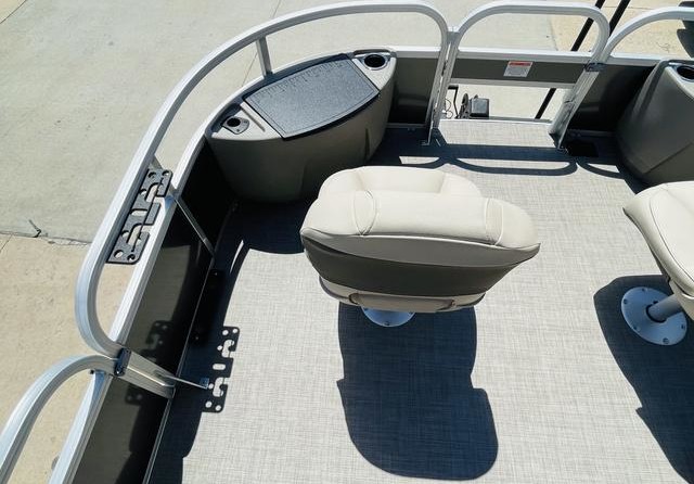 Sun Tracker Fishin Barge 20 DLX