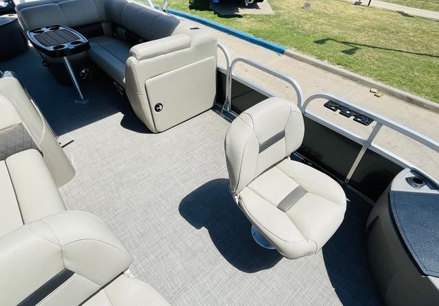 Sun Tracker Fishin Barge 20 DLX