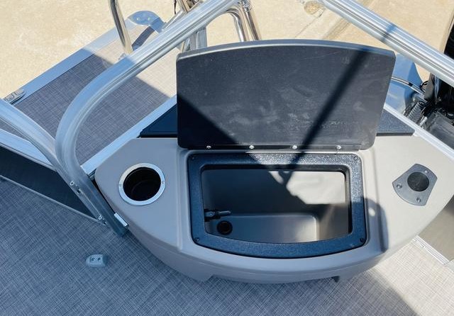 Sun Tracker Fishin Barge 20 DLX