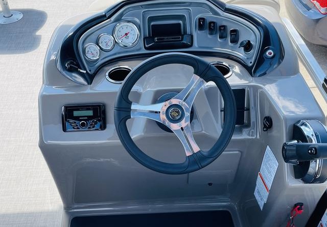 Sun Tracker Fishin Barge 20 DLX