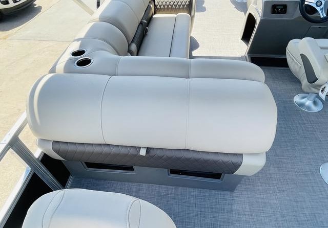 Sun Tracker Fishin Barge 20 DLX