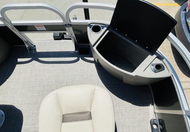 Sun Tracker Fishin Barge 20 DLX