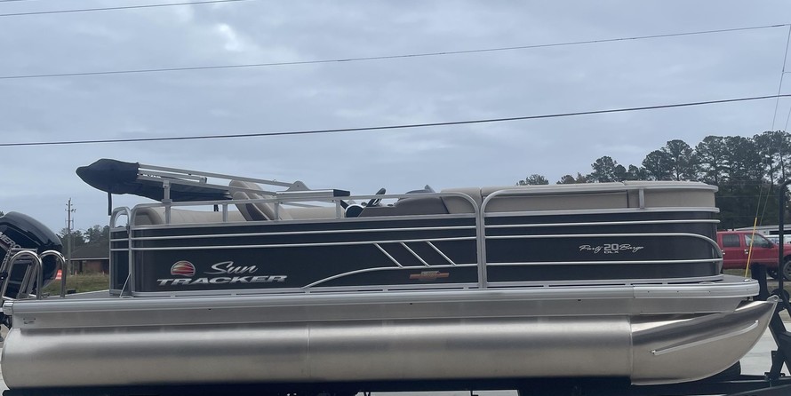 Sun Tracker Party Barge 20 DLX
