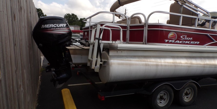 Sun Tracker Fishin Barge 20 DLX