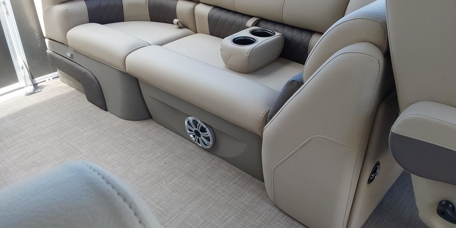 Sun Tracker Party Barge 22 DLX