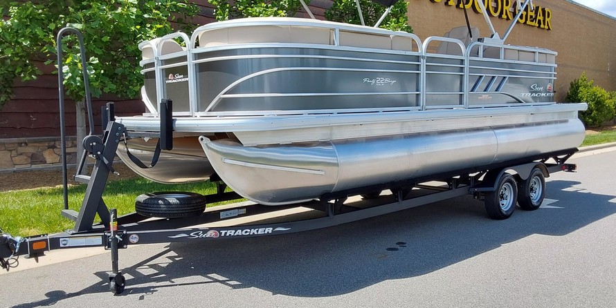 Sun Tracker Party Barge 22 DLX