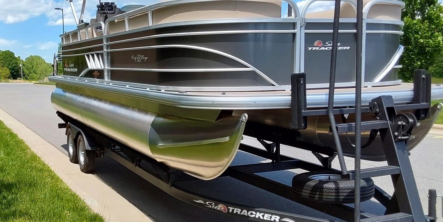 Sun Tracker Party Barge 22 DLX