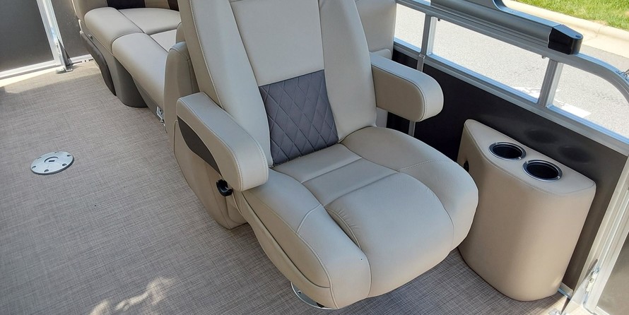 Sun Tracker Party Barge 22 DLX