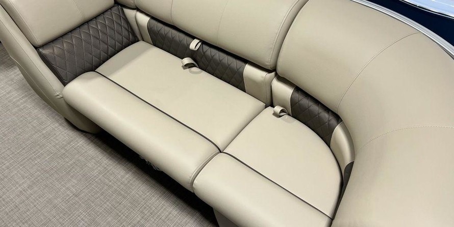 Sun Tracker Party Barge 20 DLX