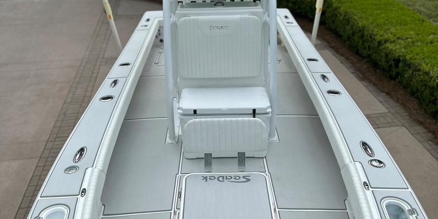 Domn8er 25 deck boat