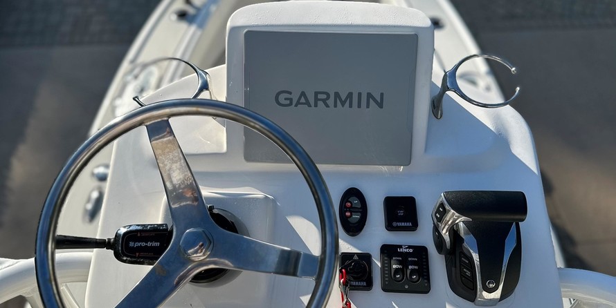 Domn8er 25 deck boat