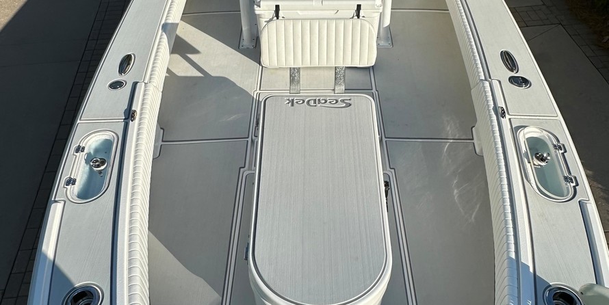 Domn8er 25 deck boat