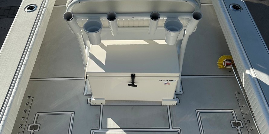 Domn8er 25 deck boat