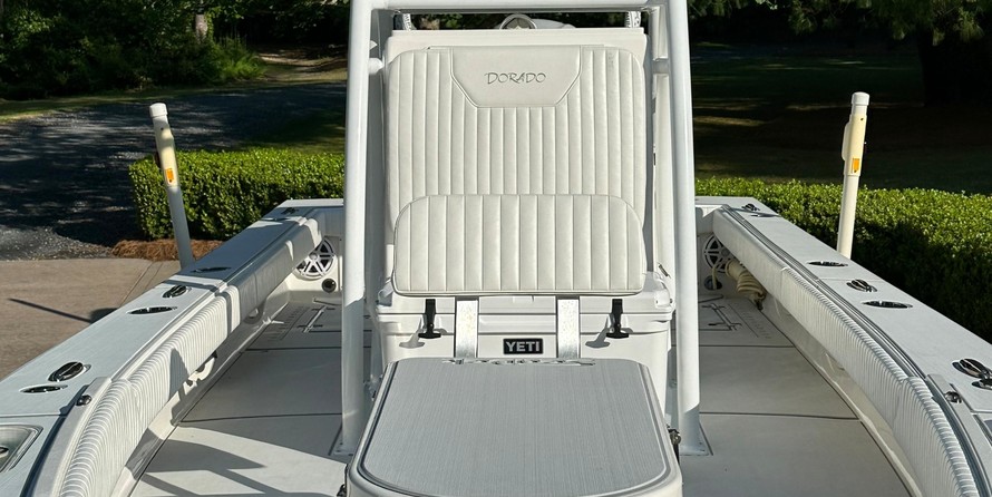 Domn8er 25 deck boat