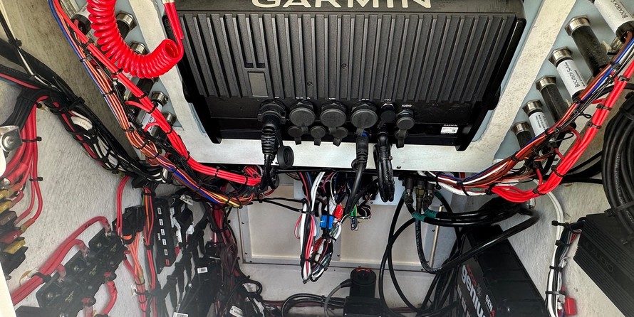 Domn8er 25 deck boat