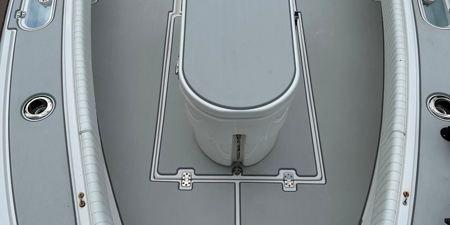 Domn8er 25 deck boat