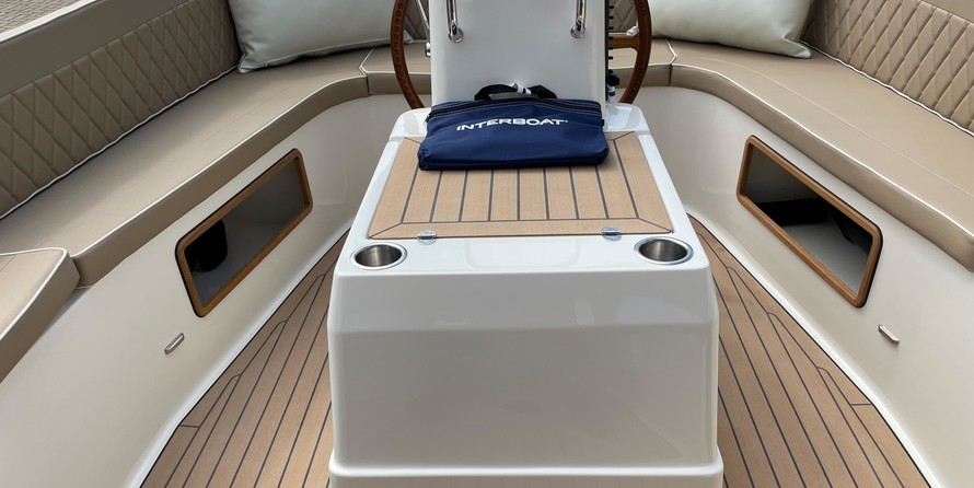 Interboat intender 820