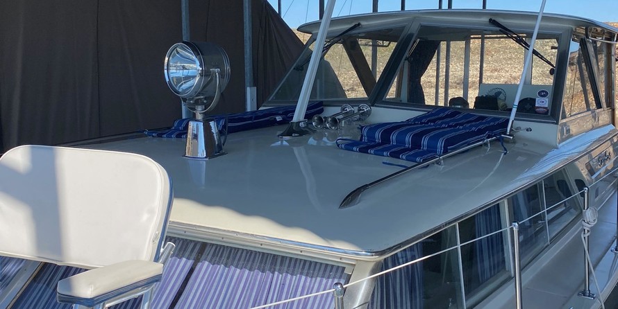 Chris-Craft Commander 44