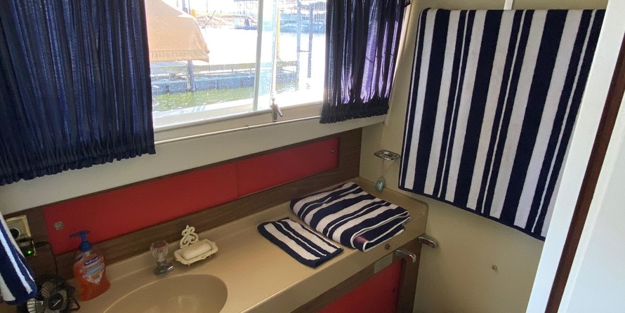 Chris-Craft Commander 44