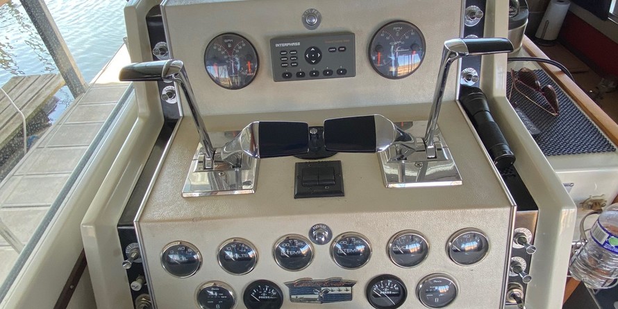 Chris-Craft Commander 44