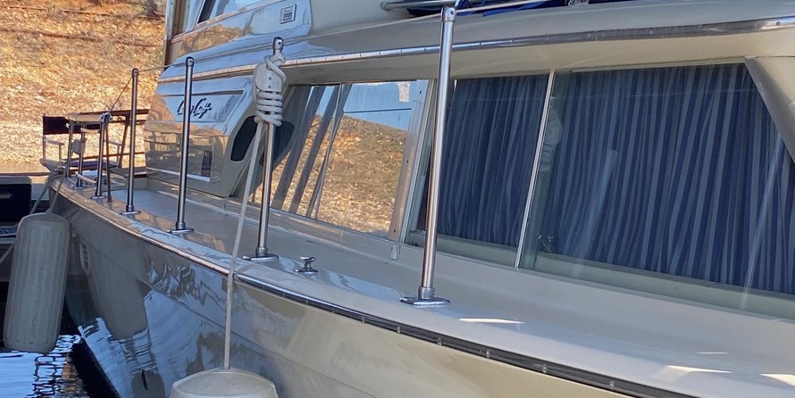 Chris-Craft Commander 44