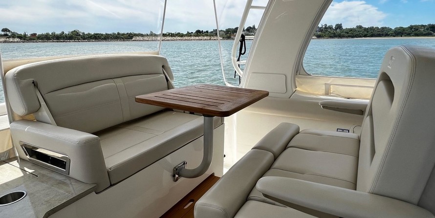 Boston Whaler 350 Realm