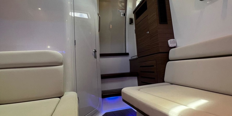 Boston Whaler 350 Realm