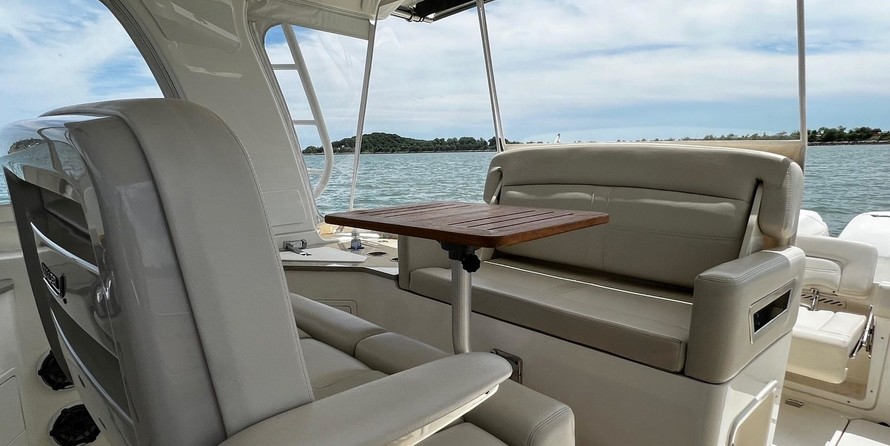 Boston Whaler 350 Realm