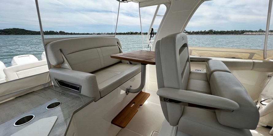 Boston Whaler 350 Realm