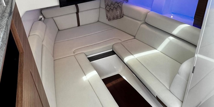 Boston Whaler 350 Realm