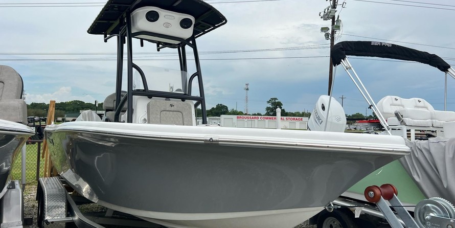 Angler Pro Boats 2900 center console
