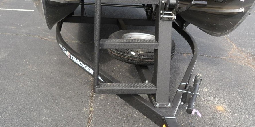 Sun Tracker Party Barge 18 DLX