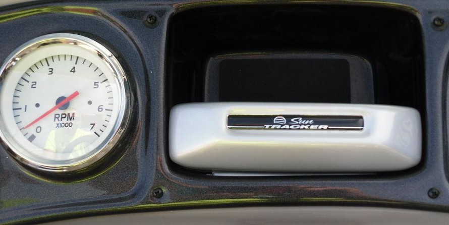 Sun Tracker Party Barge 18 DLX