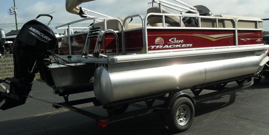 Sun Tracker Party Barge 18 DLX