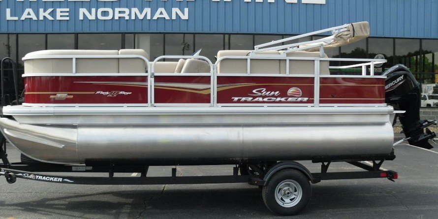 Sun Tracker Party Barge 18 DLX