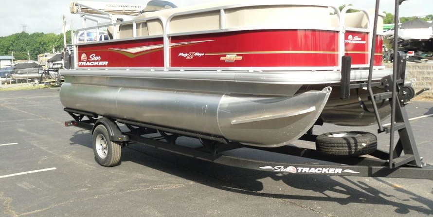Sun Tracker Party Barge 18 DLX