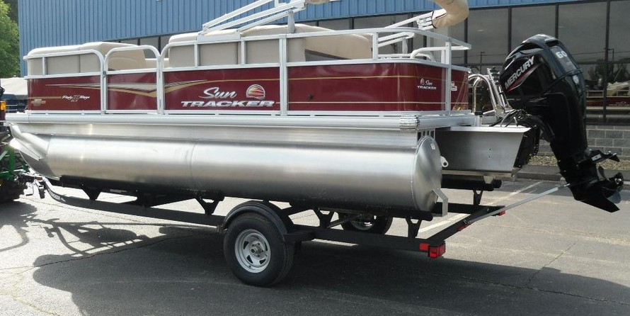 Sun Tracker Party Barge 18 DLX