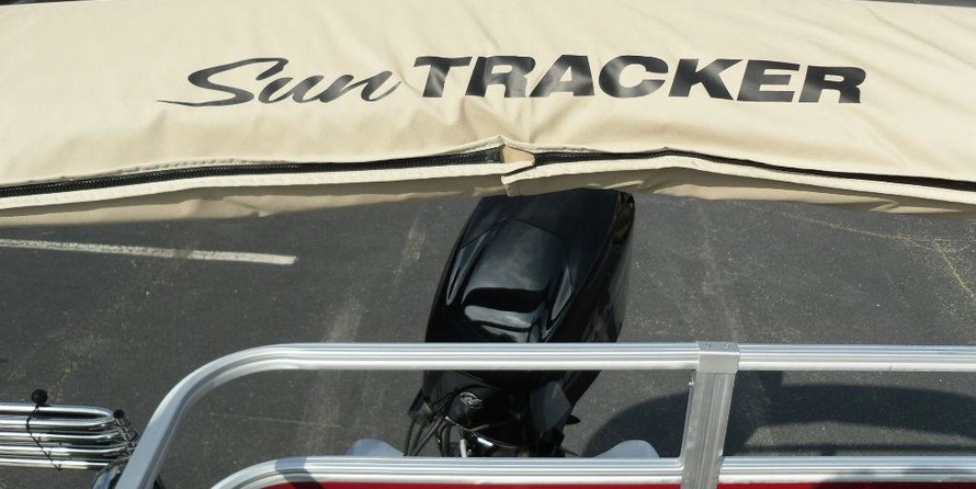 Sun Tracker Party Barge 18 DLX