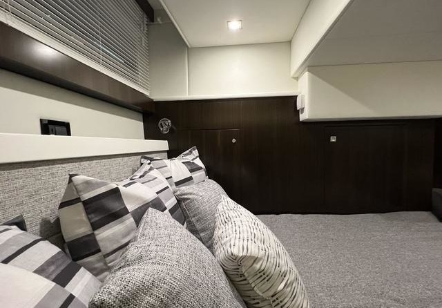 Cruisers Yachts 42 Cantius